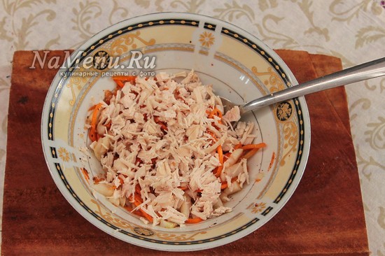 Салат Ералаш на Пасху – с корейской морковкой, курицей и кириешками