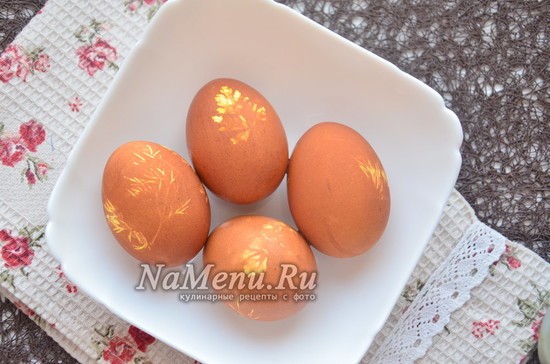 Как покрасить яйца луковой шелухой с рисунком