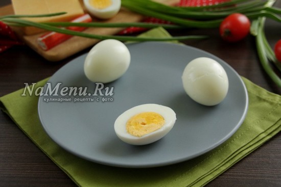 Яйца, фаршированные крабовыми палочками и сыром