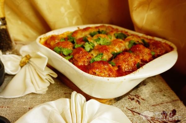 Рецепт: Мясные ежики на овощной подушке - под томатно-сметанным соусом и моцареллой
