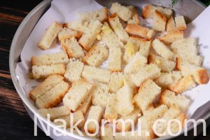 Сухарики из белого хлеба с чесноком в духовке
