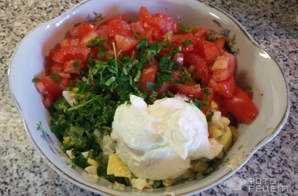 Рецепт: Салат из брокколи с яйцом и помидорами - С цветной капустой, заправленный сметаной