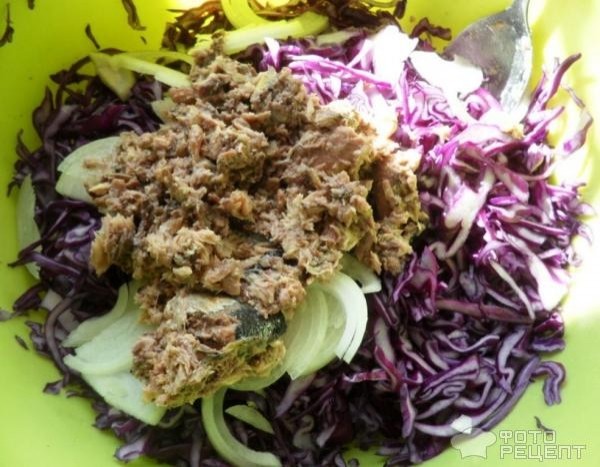 Рецепт: Салат из краснокачанной капусты с сайрой - с репчатым луком и майонезом