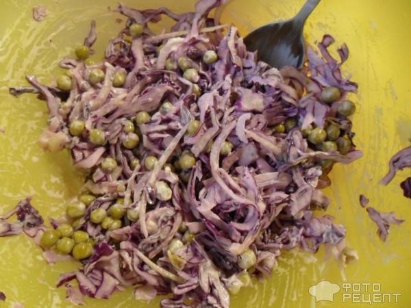 Рецепт: Салат из краснокочанной капусты с зеленым горошком - с добавлением репчатого лука