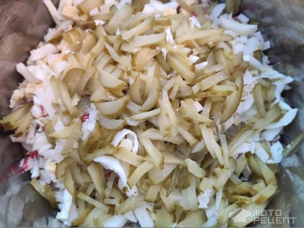 Рецепт: Салат с кальмарами и крабовыми палочками - с сыром фета и двумя разными заправками