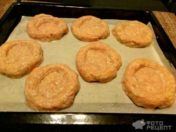 Рецепт: Куриные котлеты под яично-овощной шубкой в духовке - по-домашнему