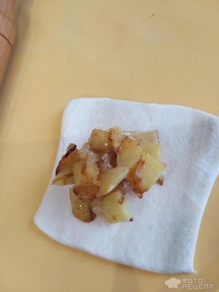 Рецепт: Пирожки с жареной картошкой - Из слоёного теста