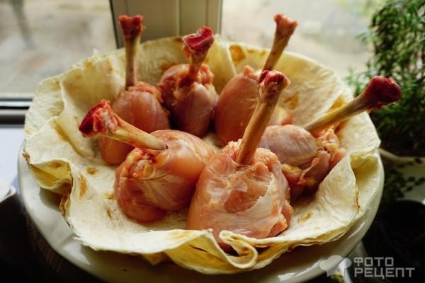 Рецепт: Куриные голени в ароматной заливке - запеченные с армянским лавашом