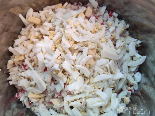 Рецепт: Салат с кальмарами и крабовыми палочками - с сыром фета и двумя разными заправками