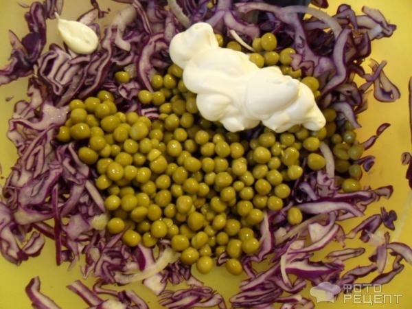 Рецепт: Салат из краснокочанной капусты с зеленым горошком - с добавлением репчатого лука
