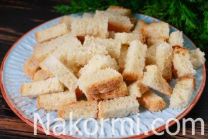 Сухарики из белого хлеба с чесноком в духовке