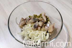 Салат с селедкой, маринованным луком и горошком