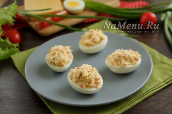 Яйца, фаршированные крабовыми палочками и сыром