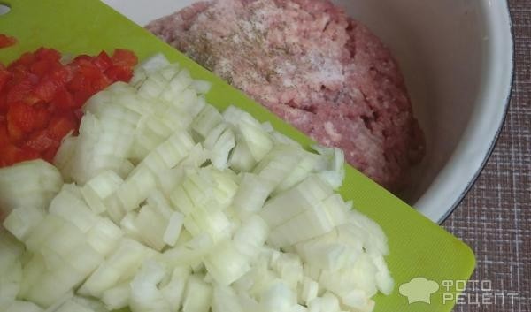 Рецепт: Мясные шарики в томатно-сметанном соусе на овощной подушке - в духовке