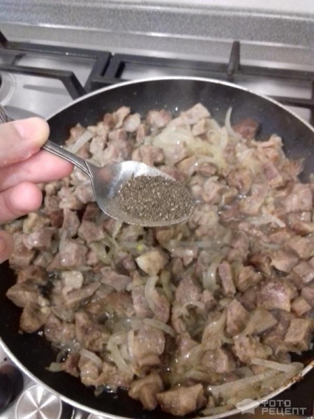 Рецепт: Свинина под сметанным соусом - На сковороде.