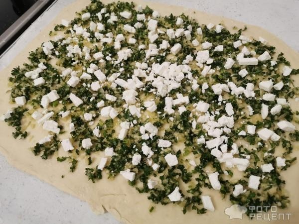 Рецепт: Пирог "Косичка" с зеленью - С миндалем, сыром Фета и чесноком