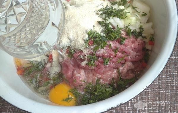 Рецепт: Мясные шарики в томатно-сметанном соусе на овощной подушке - в духовке