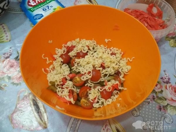 Рецепт: Салат из лапши быстрого приготовления - с маринованным огурцом, маринованным имбирем и помидорами