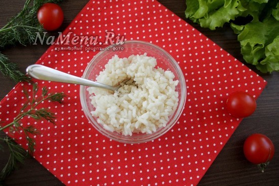 Салат с икрой трески, рисом и огурцом
