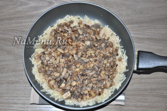 Картофельная запеканка с грибами и сыром на сковороде