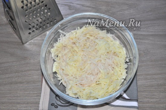Картофельная запеканка с грибами и сыром на сковороде