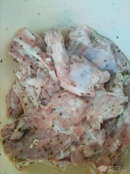 Рецепт: Ребрышки свиные маринованные на картофельной подушке - как шашлык, к пиву