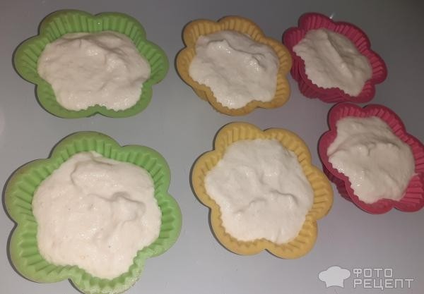 Рецепт: Кексы со сливой - Воздушные кексы на кефире без яиц