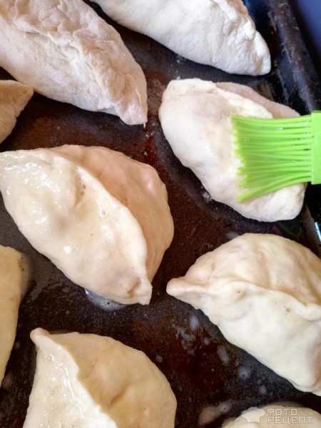 Рецепт: Пирожки с зеленым луком и яйцами - С хрустящей корочкой, но нежные внутри!