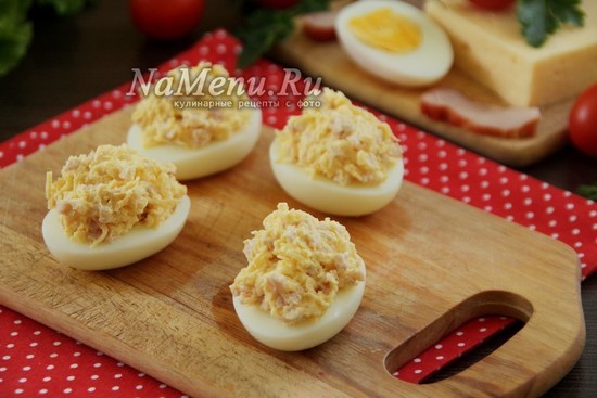 Яйца фаршированные ветчиной, сыром и чесноком