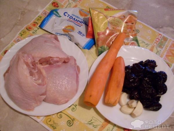 Рецепт: Рулетики из куриных бедрышек - с морковью и черносливом