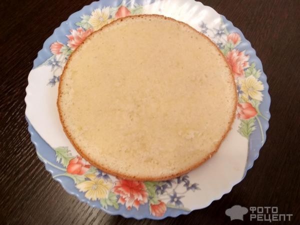 Рецепт: Бисквитный торт с ананасами, грецкими орехами и сливочным кремом - по-домашнему