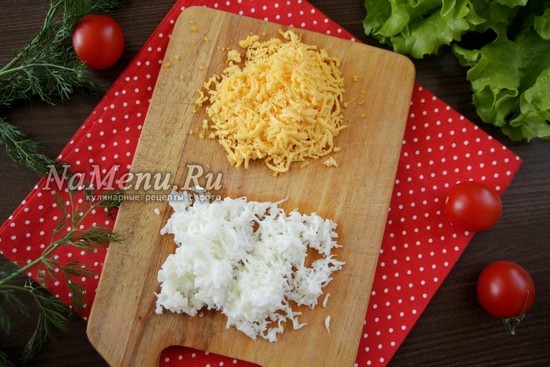 Салат с икрой трески, рисом и огурцом