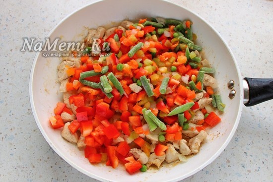 Гречневая лапша с курицей и овощами с соусом терияки