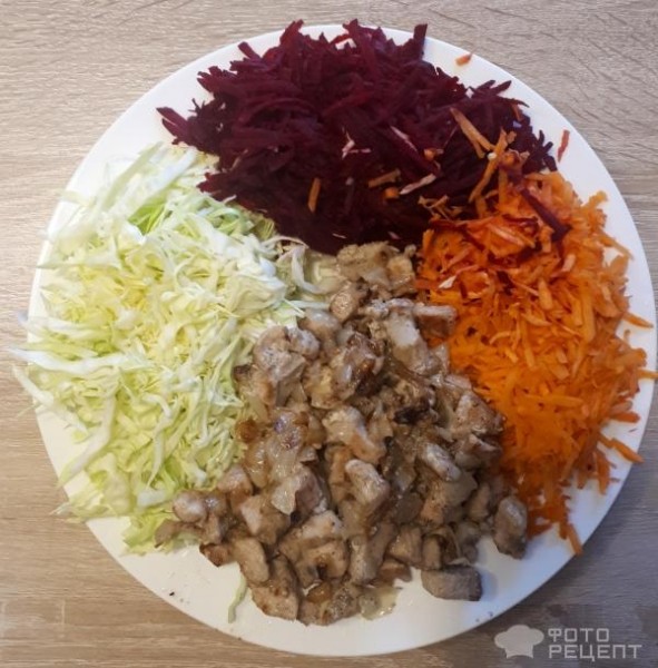 Рецепт: Салат из сырой свеклы - Витаминный с куриной грудкой и рифлеными чипсами