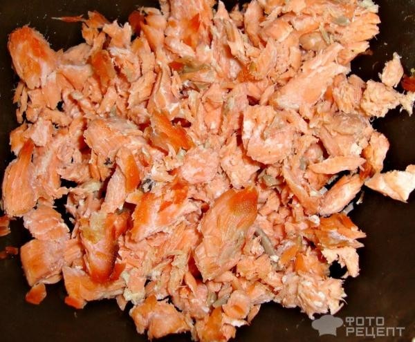 Рецепт: Салат с красной рыбой - С отварной форелью, просто и вкусно.