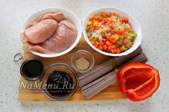 Гречневая лапша с курицей и овощами с соусом терияки