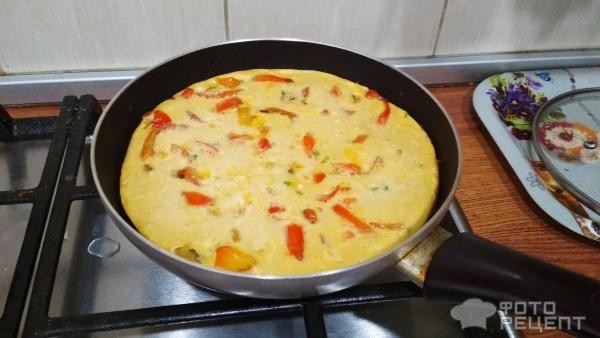 Рецепт: Омлет на сковороде - с болгарским перцем и соевым соусом