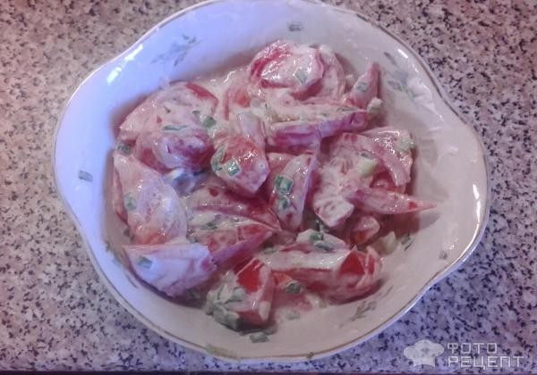 Рецепт: Салат из помидоров - Помидоры, лук, сметана - больше ничего не надо!