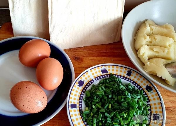 Рецепт: Слойки - С картофелем, яйцом и зелёным луком