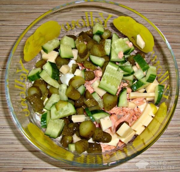 Рецепт: Салат с красной рыбой - С отварной форелью, просто и вкусно.