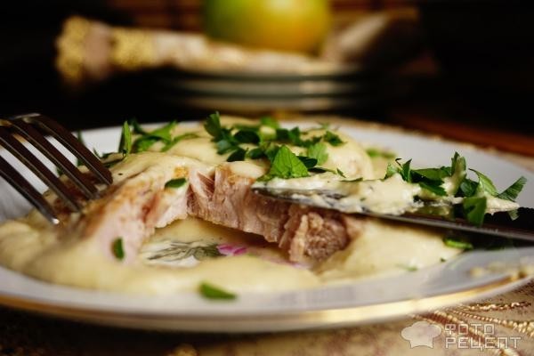 Рецепт: Свиная вырезка в сливочно-яблочном соусе - с сельдереем и луком