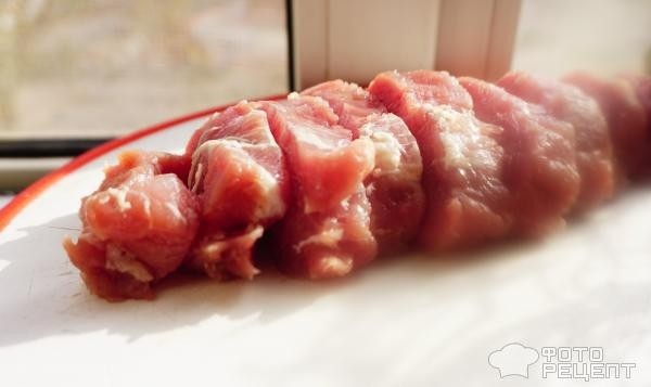 Рецепт: Свиная вырезка в сливочно-яблочном соусе - с сельдереем и луком