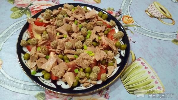Рецепт: Салат с тунцом и свежими помидорами - с зелёным горошком и отрубями