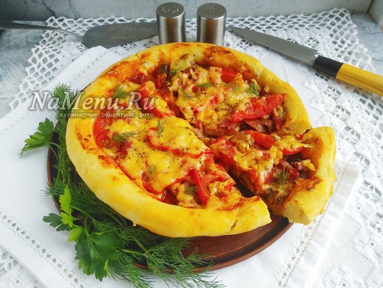 Пицца с грибами, колбасой, помидорами и с сыром