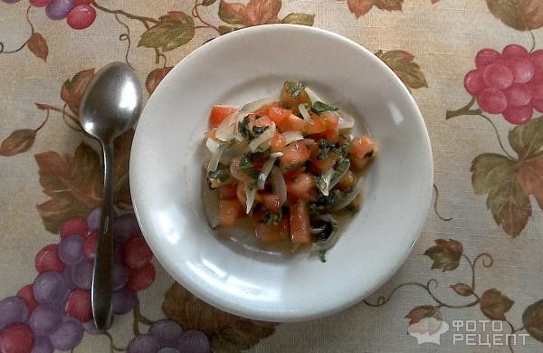 Рецепт: Салат из помидоров - Пикантный салат с маринованным луком и мятой