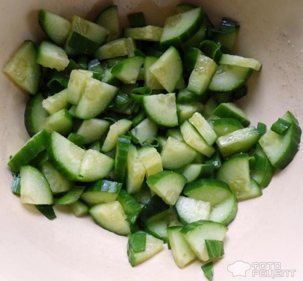 Рецепт: Салат из яйца и огурца с зеленым луком - с персиковым маслом
