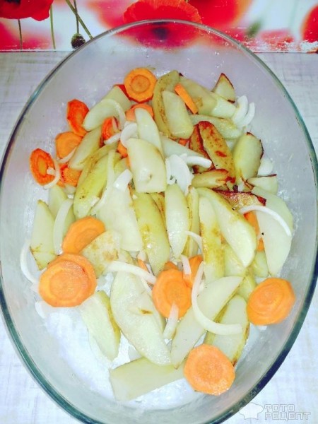 Рецепт: Запеченная скумбрия с гарниром из картофеля - Сочная и нежная на овощной подушке