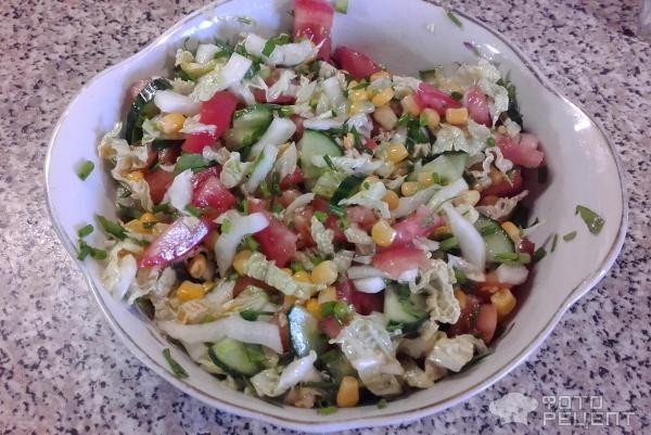 Рецепт: Салат из свежих овощей с любистоком - С льняным маслом