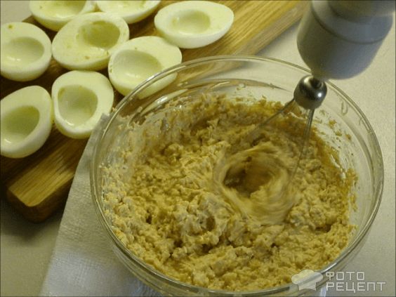 Рецепт: Фаршированные яйца с печенью трески - Супер закуска!