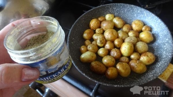 Рецепт: Молодой картофель жареный в мундире с копченостью - Ранней весной обязательно нужно приготовить это вкусное блюдо.